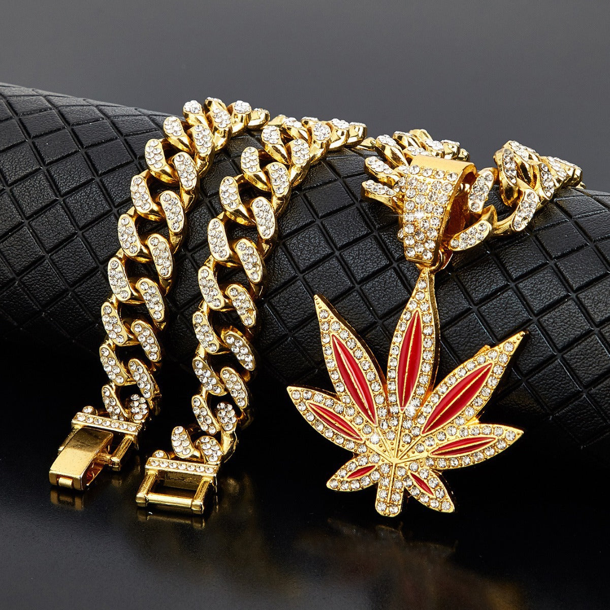 Fashionable Diamond-Studded Maple Leaf Necklace