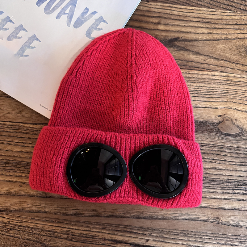 Stylish and versatile knit hat with windproof goggles